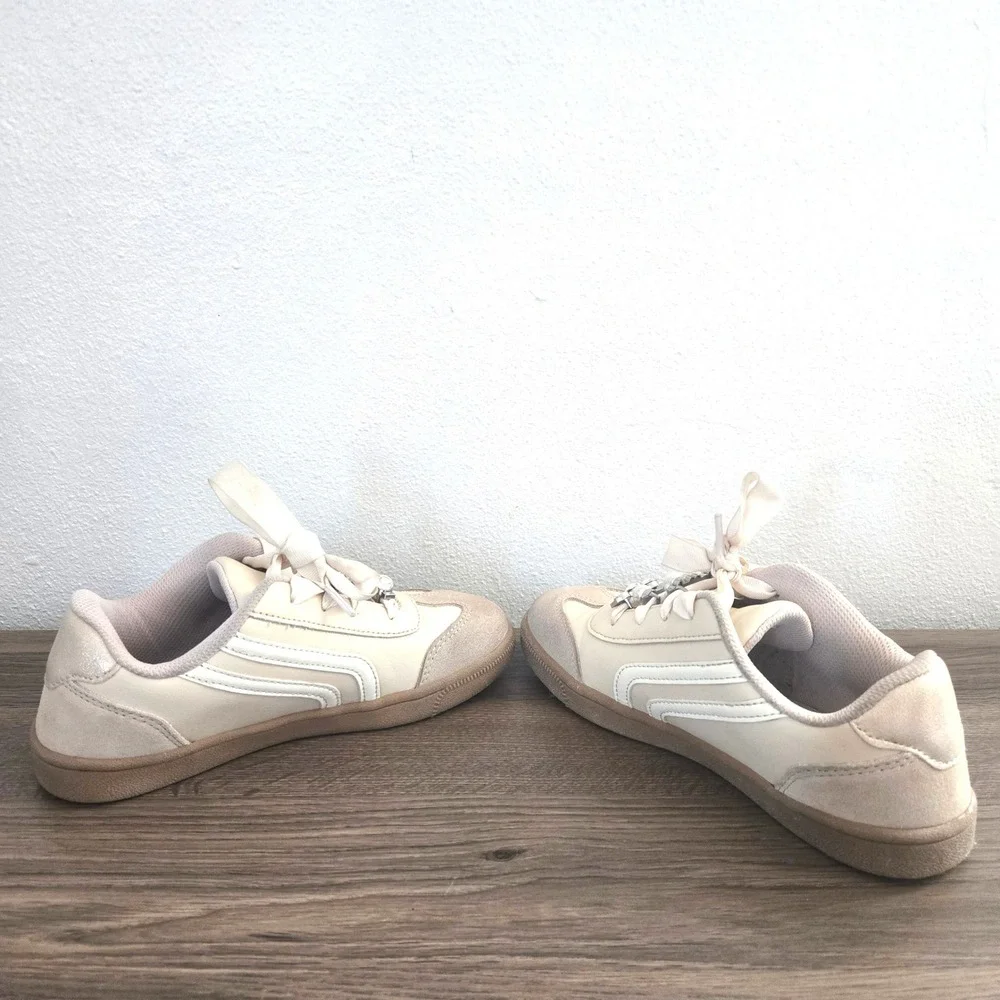 Girls Cream‎ Pearl and Rhinestone Embellished Ribbon Lace Sneakers Size 2